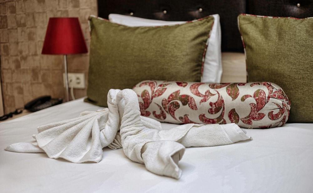 La Flora House Hotel コジャエリ エクステリア 写真